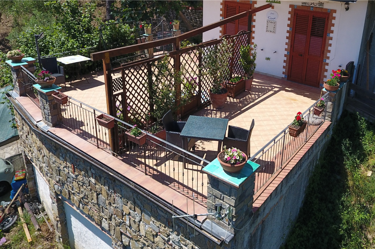 Terrazzo con vista mare e giardino mediterraneo - Xenia Cilento