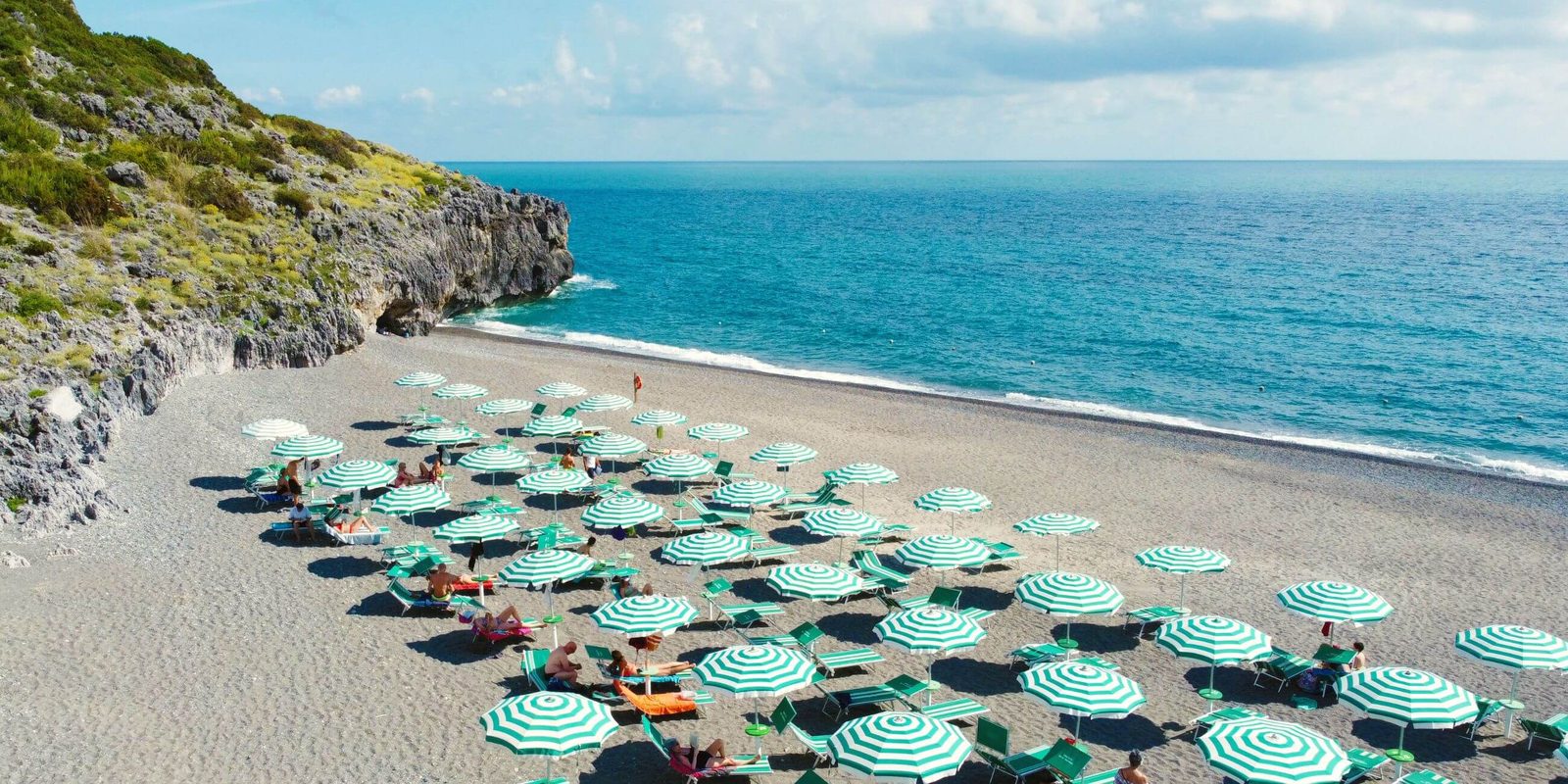 Spiaggia di Marina di Camerota con ombrelloni - Cilento