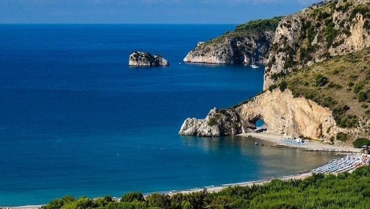Arco Naturale di Palinuro e mare blu - costa del Cilento